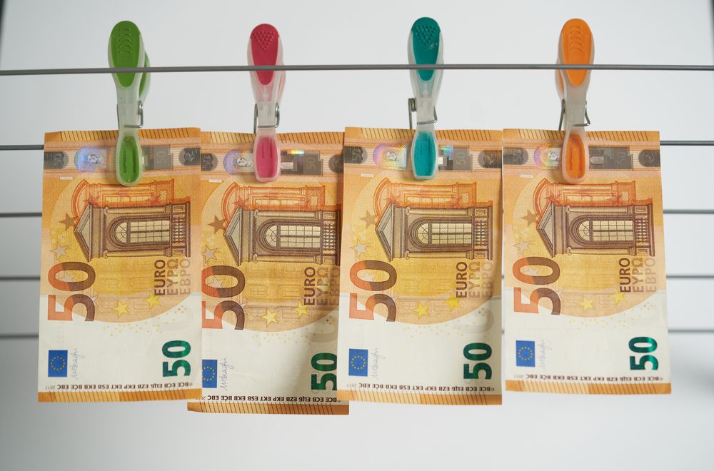 banconote da 50 euro appese con mollette a un filo
