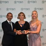 le due socie e il socio dell'azienda tengono in mano il premio Le Fonti Awards 2023
